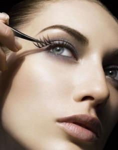 How to apply false eyelashes