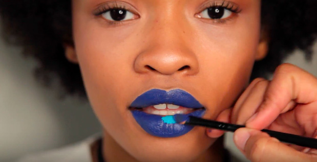 makeup video tutorial blue lips